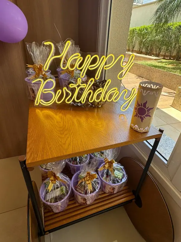 Letreiro Happy Birthday sobre mesa de doces