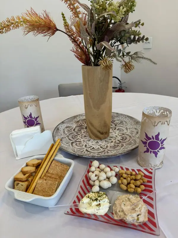 Centro de mesa com flores e petiscos