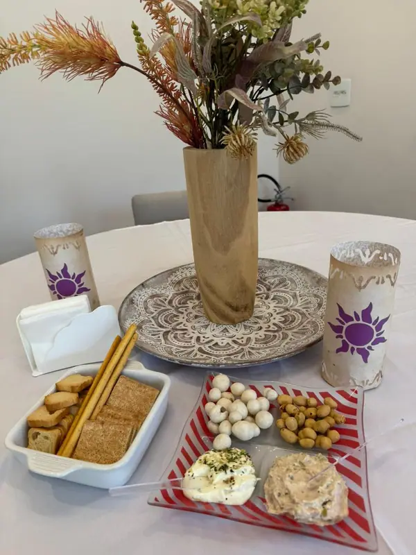 Centro de mesa com flores e petiscos