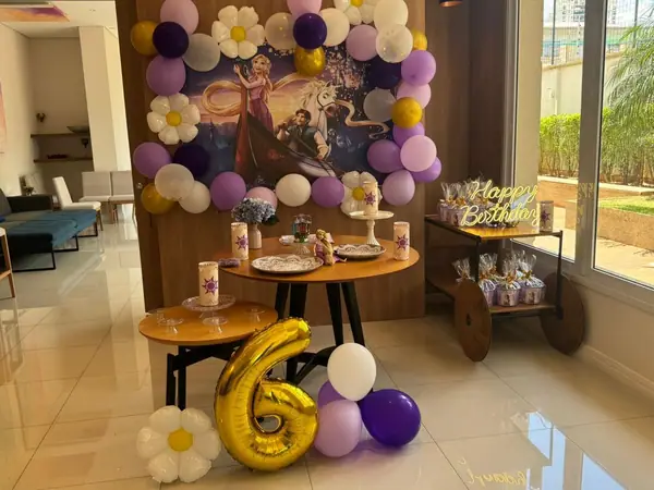 Mesa de aniversário com painel, balões e número 6