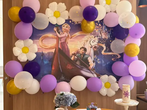 Painel de aniversário com balões roxos, brancos e dourados