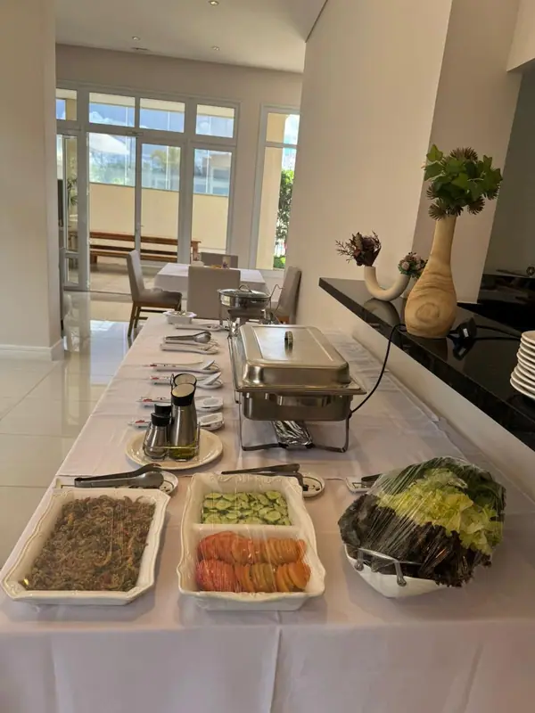 Buffet com chafings, carnes e saladas