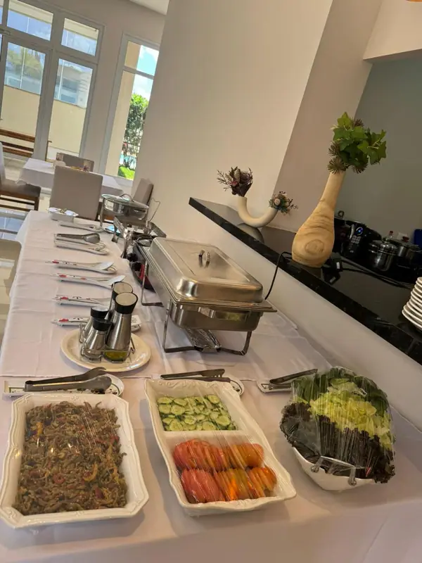 Buffet com chafings, carnes e saladas