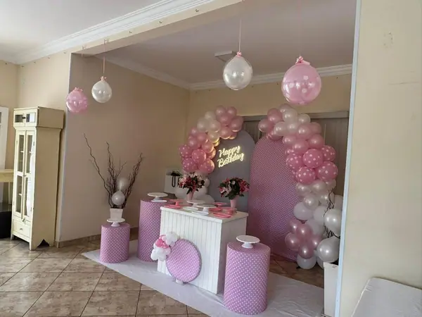 Decoração rosa e prata com arco de balões