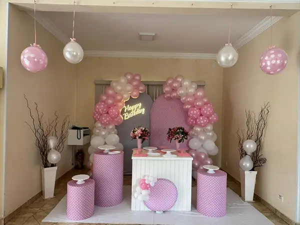 Mesa do bolo com balões rosa e prata
