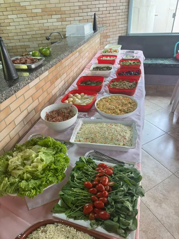 Saladas e tomates em mesa de buffet