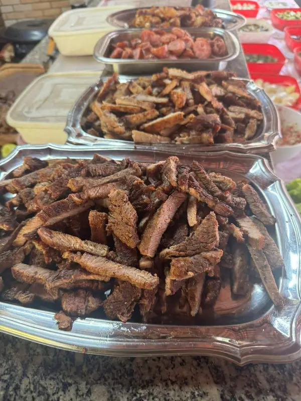Carnes grelhadas em travessas de inox