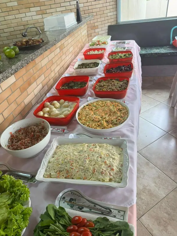 Saladas e acompanhamentos em mesa de buffet
