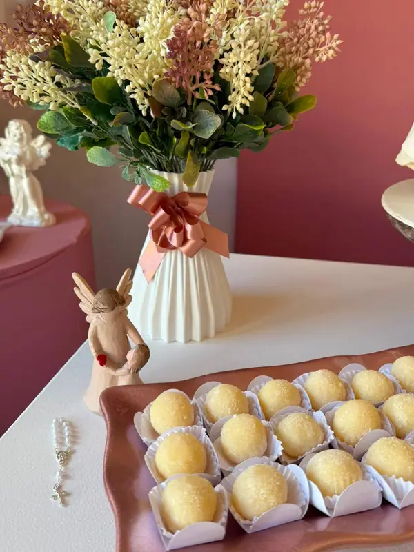 Docinhos e arranjo de flores em decoração rosé