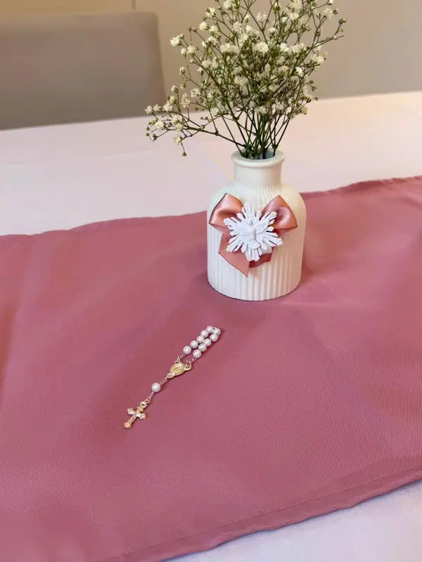 Centro de mesa com vaso de flores e terço
