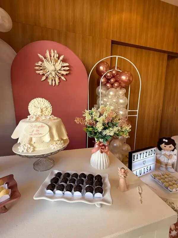 Bolo de batizado e mesa de doces