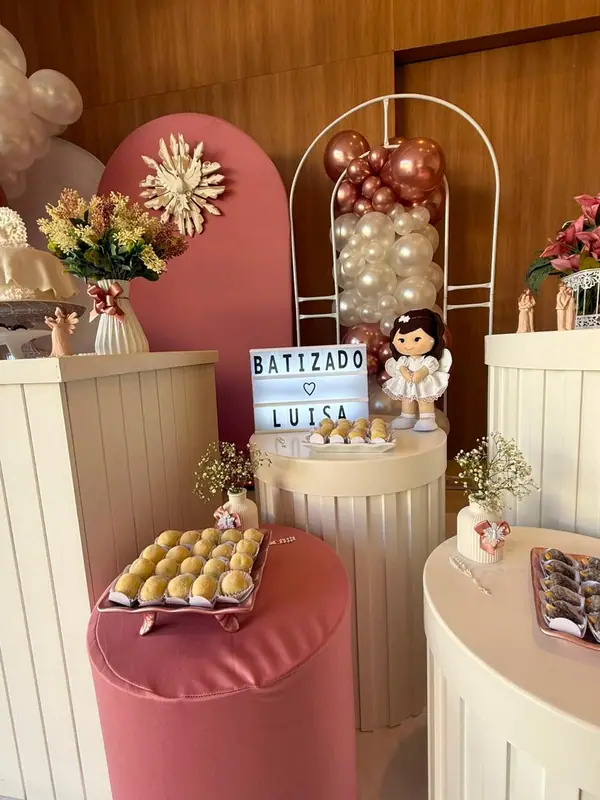 Mesa de doces com letreiro de batizado