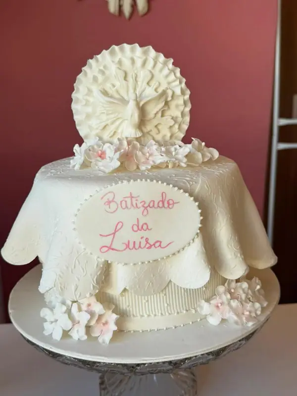 Bolo de batizado decorado em branco e rosa