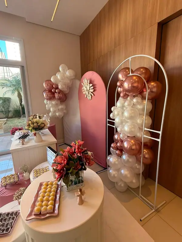 Balões rosé e brancos na decoração de batizado
