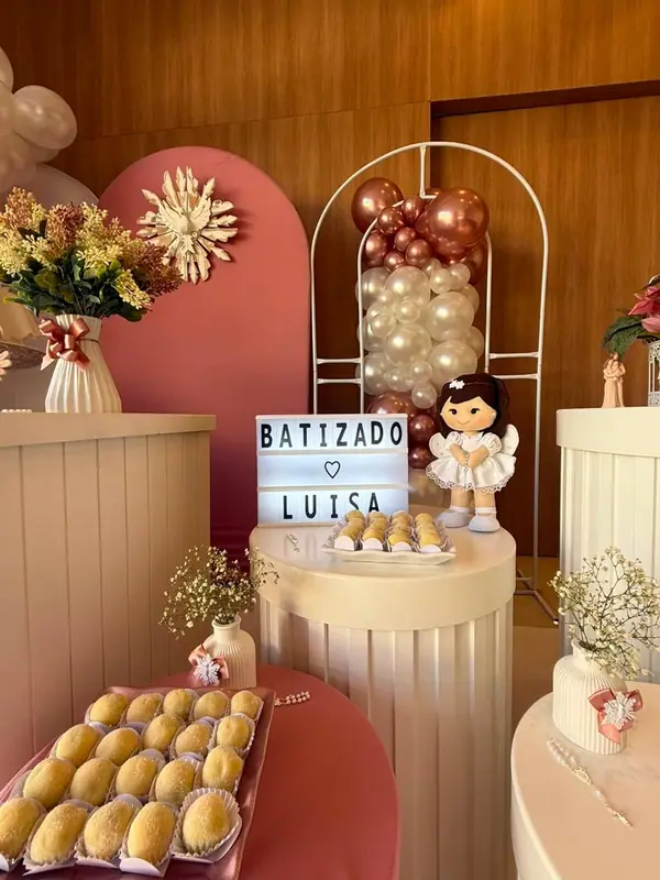 Mesa de doces com letreiro de batizado