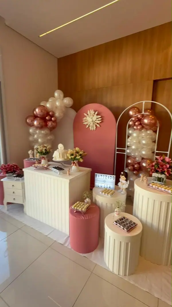 Decoração de batizado com painel rosa