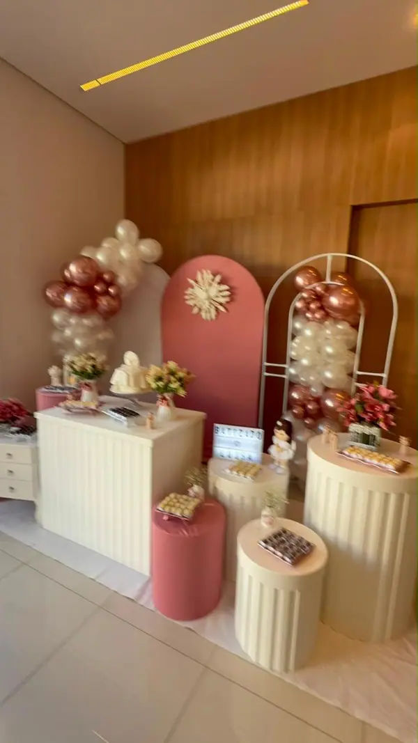 Decoração de batizado com painéis rosé