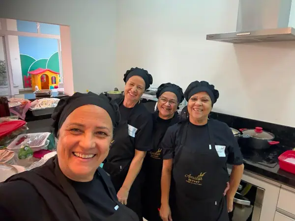 Equipe da cozinha em selfie