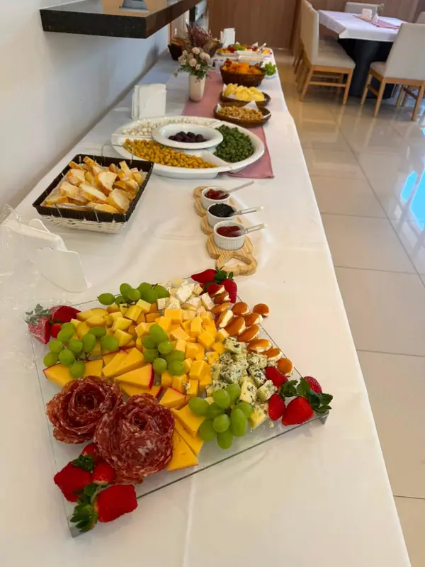 Tábua de frios com flores de salame e frutas