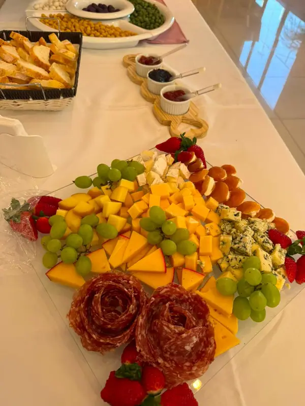 Tábua de queijos, uvas e rosas de salame