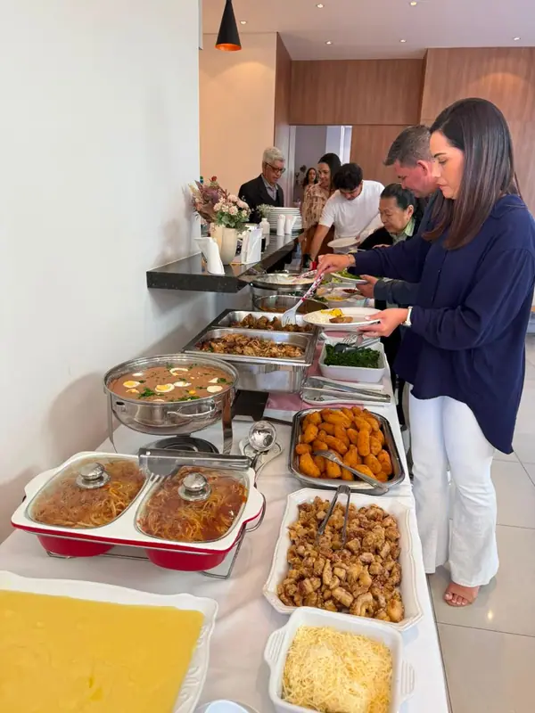 Buffet com pratos quentes sendo servido